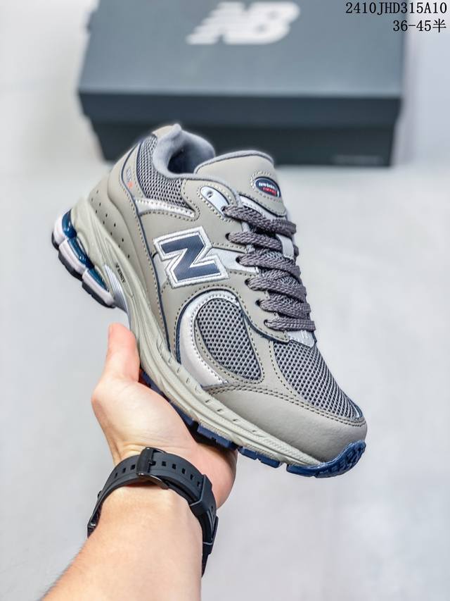 公司级new Balance 2002R 跑鞋 沿袭了面世之初的经典科技，以 Encap 中底配以升级版 N-Ergy 缓震物料。鞋面则采用特色的柔软麂皮搭以