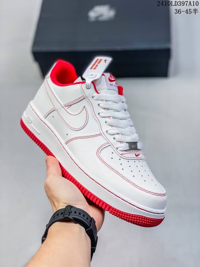 公司级带半码耐克nike Air Force 1‘07 空军一号低帮百搭休闲运动板鞋。柔软、弹性十足的缓震性能和出色的中底设计，横跨复古与现代的外型结合，造就出