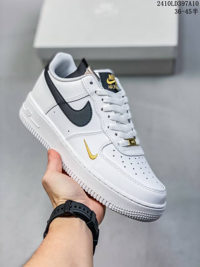 公司级带半码耐克nike Air Force 1‘07 空军一号低帮百搭休闲运动板鞋。柔软、弹性十足的缓震性能和出色的中底设计，横跨复古与现代的外型结合，造就出