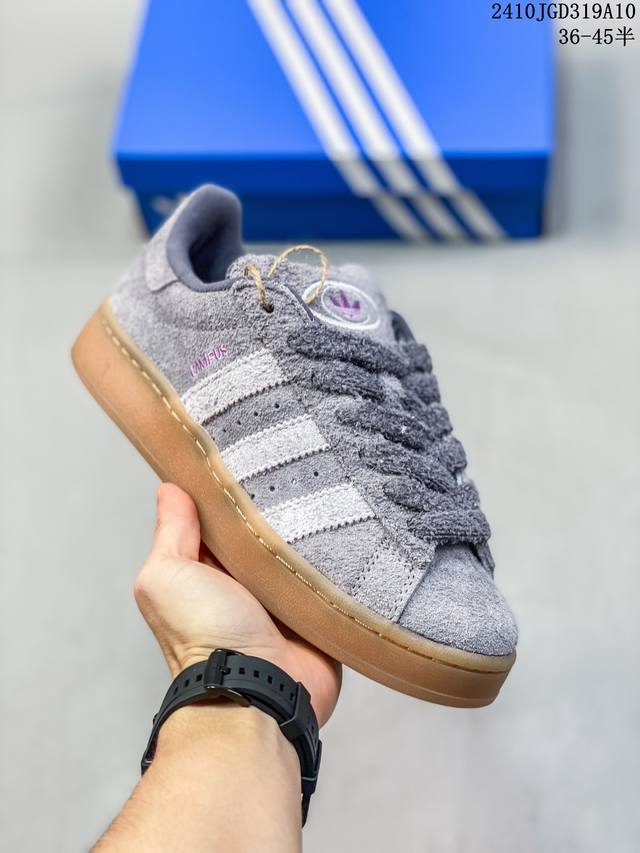 Adidas Originals Campus 00S 小面包 鞋身采用绒面皮料搭配白色常规皮革，质感上还是延续了经典 Campus 的设计。 鞋舌填充更加饱满