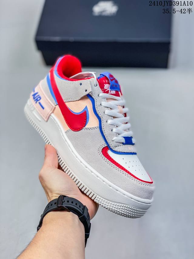 Nike 耐克低帮板鞋 空军一号 Af1马卡龙 Af1厚底增高百搭运动板鞋 Nike Air Force 1 “Shadow” 造型设计上与 Sacai X N