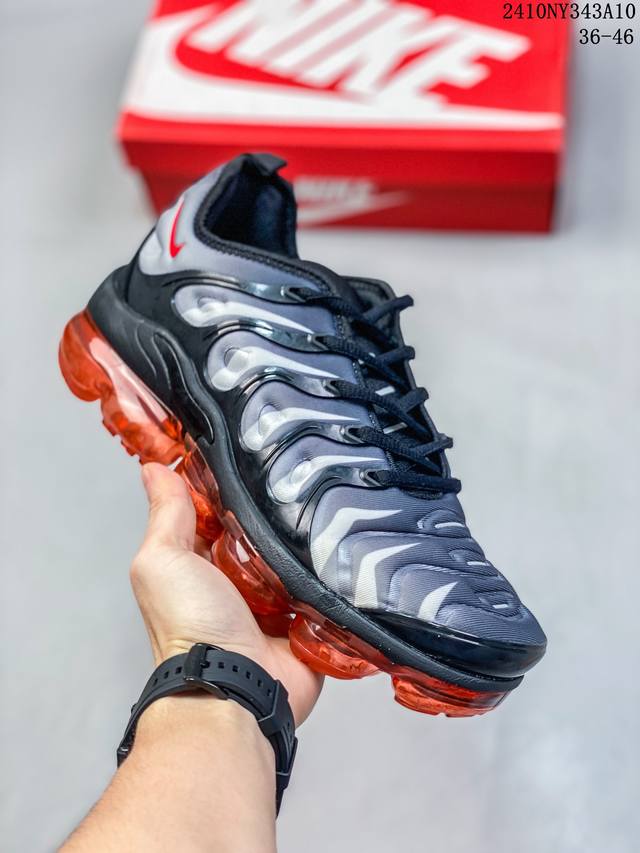 Nike 耐克 男女子休闲鞋气垫缓震跑步鞋 Air Max Plus 运动鞋 造型超讨喜！鞋面以帆布和织物材质包裹，保证了轻薄透气，更适合夏季穿着。鞋侧 鱼骨