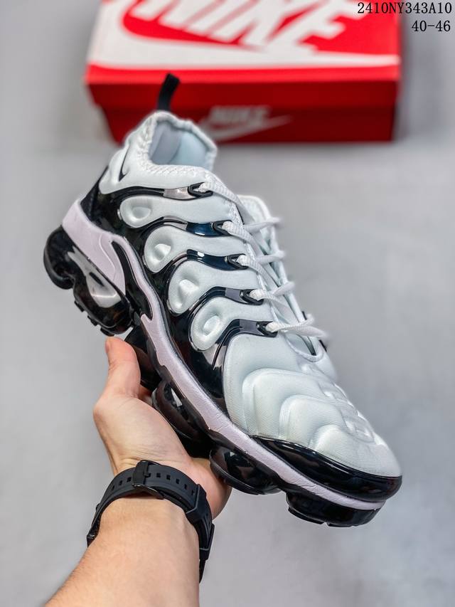 Nike 耐克 男女子休闲鞋气垫缓震跑步鞋 Air Max Plus 运动鞋 造型超讨喜！鞋面以帆布和织物材质包裹，保证了轻薄透气，更适合夏季穿着。鞋侧 鱼骨