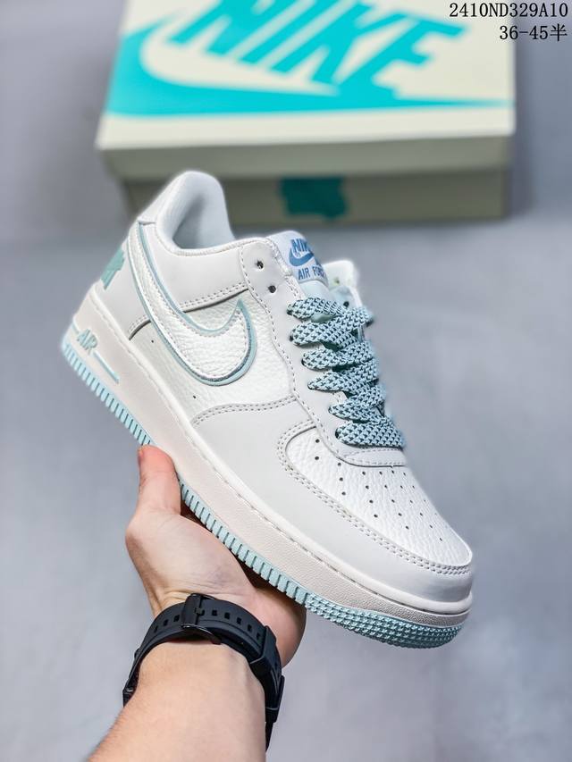 真标带半码耐克nike Air Force 1‘07 空军一号低帮百搭休闲运动板鞋。柔软、弹性十足的缓震性能和出色的中底设计，横跨复古与现代的外型结合，造就出风