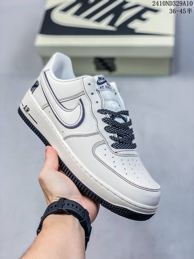 真标带半码耐克nike Air Force 1‘07 空军一号低帮百搭休闲运动板鞋。柔软、弹性十足的缓震性能和出色的中底设计，横跨复古与现代的外型结合，造就出风