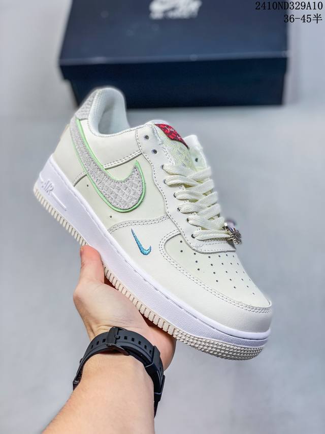 真标带半码耐克nike Air Force 1‘07 空军一号低帮百搭休闲运动板鞋。柔软、弹性十足的缓震性能和出色的中底设计，横跨复古与现代的外型结合，造就出风