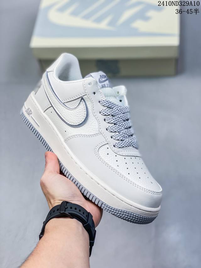 真标带半码耐克nike Air Force 1‘07 空军一号低帮百搭休闲运动板鞋。柔软、弹性十足的缓震性能和出色的中底设计，横跨复古与现代的外型结合，造就出风