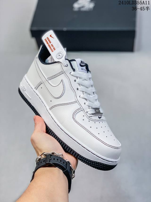 公司级带半码耐克nike Air Force 1‘07 空军一号低帮百搭休闲运动板鞋。柔软、弹性十足的缓震性能和出色的中底设计，横跨复古与现代的外型结合，造就出