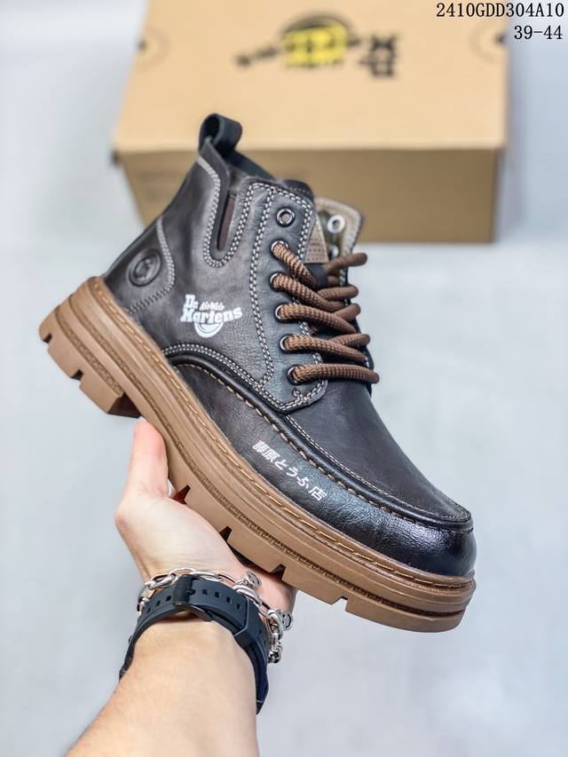 Dr.Martens 马汀博士 男鞋 采用硬质漆皮开边珠牛剖皮打造鞋面材质，厚实耐磨pvc原厂透明水晶橡胶大底，空补胶“零胶”工艺,真实拉帮线锁底经典万年青款式