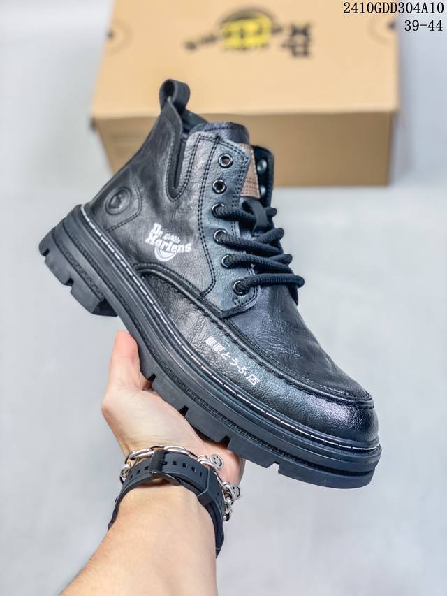 Dr.Martens 马汀博士 男鞋 采用硬质漆皮开边珠牛剖皮打造鞋面材质，厚实耐磨pvc原厂透明水晶橡胶大底，空补胶“零胶”工艺,真实拉帮线锁底经典万年青款式