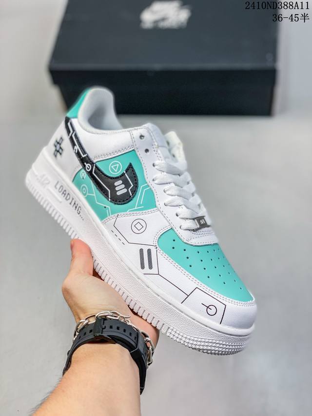 福利特价 耐克nike Air Force 1‘07 空军一号低帮百搭休闲运动板鞋。柔软、弹性十足的缓震性能和出色的中底设计，横跨复古与现代的外型结合，造就出风