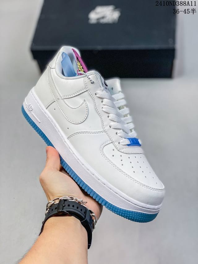 福利特价 耐克nike Air Force 1‘07 空军一号低帮百搭休闲运动板鞋。柔软、弹性十足的缓震性能和出色的中底设计，横跨复古与现代的外型结合，造就出风