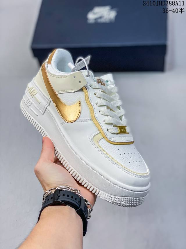 Nike 耐克低帮板鞋 空军一号 Af1马卡龙 Af1厚底增高百搭运动板鞋 Nike Air Force 1 “Shadow” 造型设计上与 Sacai X N