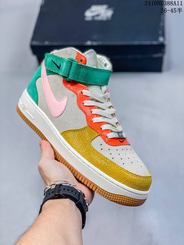 公司级带半码耐克nike Air Force 1‘07 空军一号低帮百搭休闲运动板鞋。柔软、弹性十足的缓震性能和出色的中底设计，横跨复古与现代的外型结合，造就出