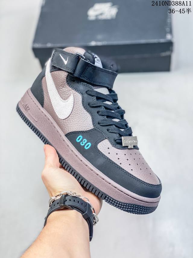 公司级带半码耐克nike Air Force 1‘07 空军一号低帮百搭休闲运动板鞋。柔软、弹性十足的缓震性能和出色的中底设计，横跨复古与现代的外型结合，造就出