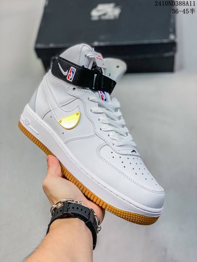 公司级带半码耐克nike Air Force 1‘07 空军一号低帮百搭休闲运动板鞋。柔软、弹性十足的缓震性能和出色的中底设计，横跨复古与现代的外型结合，造就出