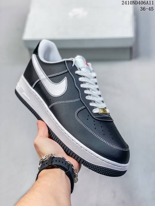 福利特价 耐克nike Air Force 1‘07 空军一号低帮百搭休闲运动板鞋。柔软、弹性十足的缓震性能和出色的中底设计，横跨复古与现代的外型结合，造就出风