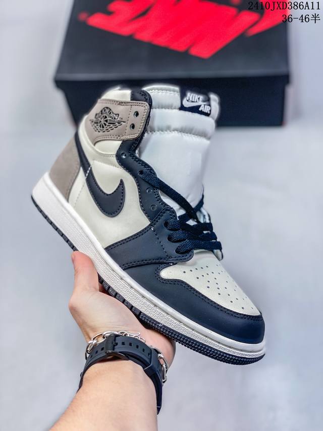 耐克 Nike Air Jordan 1 Retro High Og 乔丹一代篮球鞋复刻运动鞋 皮面高帮板鞋的设计灵感源自运动夹克，带你重温入选球队时刻。采用经