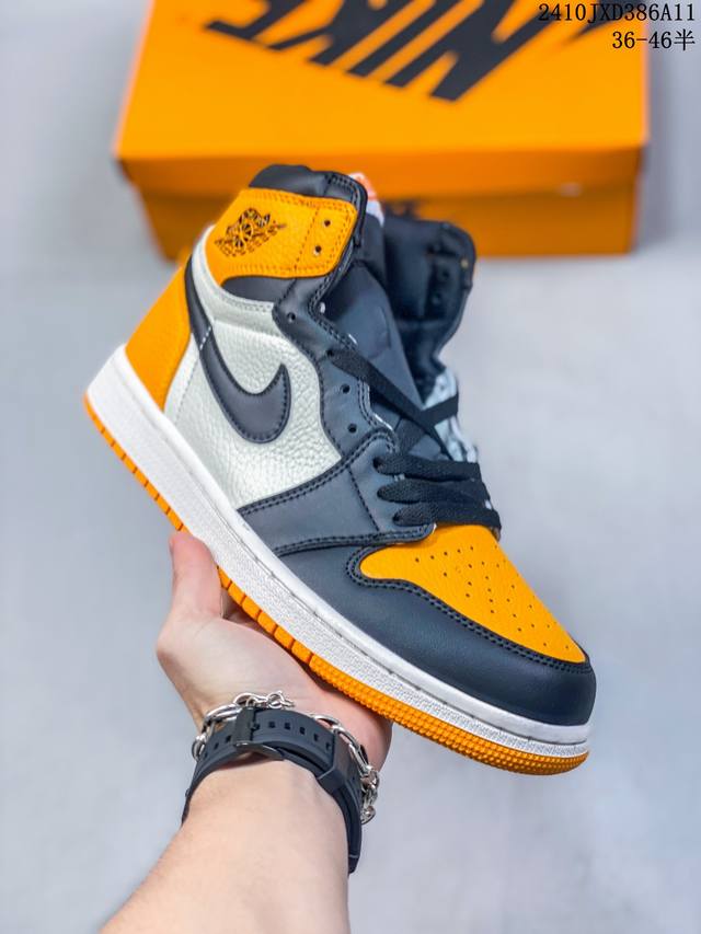 耐克 Nike Air Jordan 1 Retro High Og 乔丹一代篮球鞋复刻运动鞋 皮面高帮板鞋的设计灵感源自运动夹克，带你重温入选球队时刻。采用经