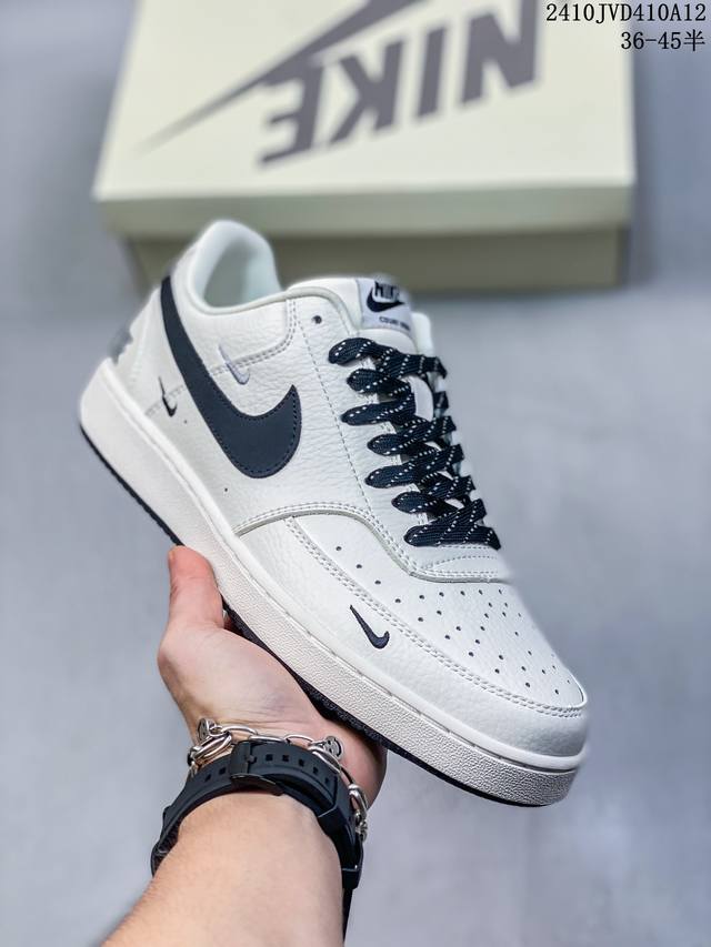 公司级nike Court Vision Lo联名 低帮百搭 透气休闲运动板鞋 兼顾舒适脚感和出众风范 演绎匠心之作 结构性的支撑贴合感结合复古篮球设计 电绣工