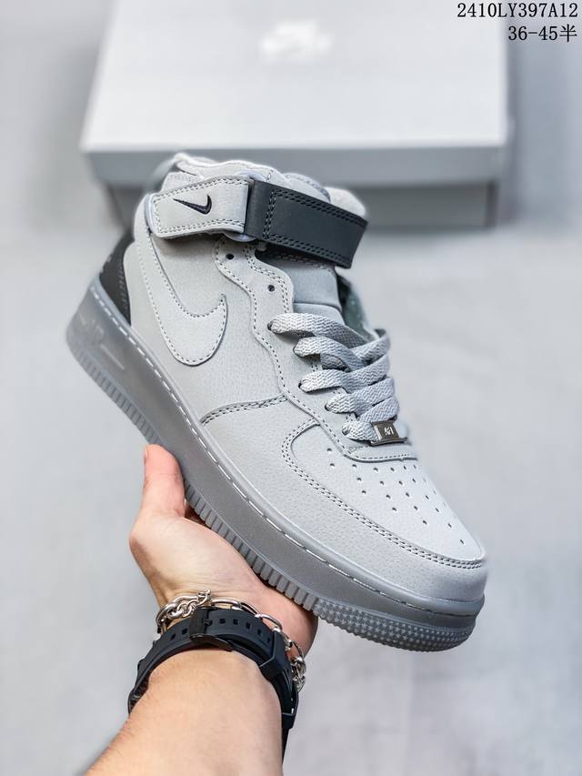 福利特价带半码耐克nike Air Force 1‘07 空军一号低帮百搭休闲运动板鞋。柔软、弹性十足的缓震性能和出色的中底设计，横跨复古与现代的外型结合，造就