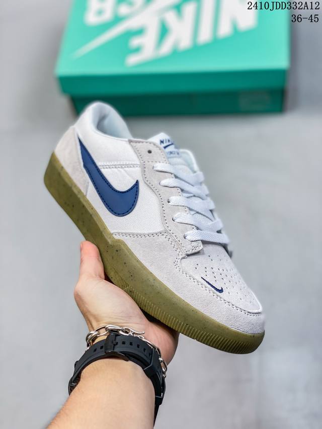 正确无色差版本 Nike Sb Force 58 是一款将前沿创新带入街头的单品，它具有硫化杯底，具有出色的耐用性和灵活性。在饰面上放置通风口，它自始至终都融入