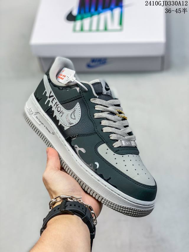 公司级带半码耐克nike Air Force 1‘07 空军一号低帮百搭休闲运动板鞋。柔软、弹性十足的缓震性能和出色的中底设计，横跨复古与现代的外型结合，造就出