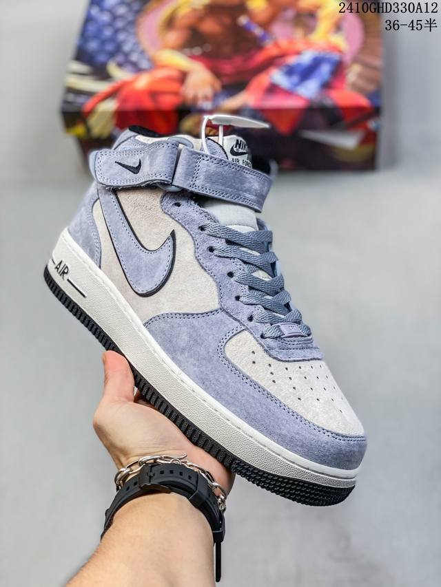 公司级带半码耐克nike Air Force 1‘07 空军一号低帮百搭休闲运动板鞋。柔软、弹性十足的缓震性能和出色的中底设计，横跨复古与现代的外型结合，造就出