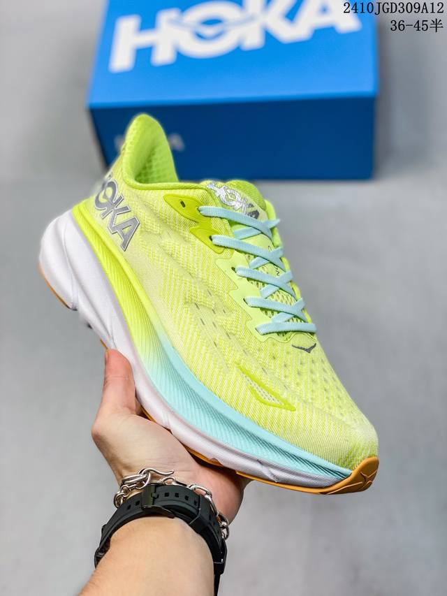 公司级小红书推荐hoka W Bondi 8全新配色 这个品牌来自于新西兰的毛利语，Hoka表示大地，One One表示飞越，连起来就是飞越地平线，One On