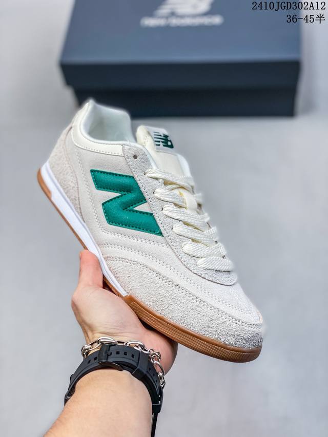 公司级new Balance Urc42 Nb复古跑鞋 绒布拼接舒适耐磨跑步鞋限定 以更纯粹的复古风格设计打造的全新造型 侧身还以解构设计 将 N 字标志以做旧