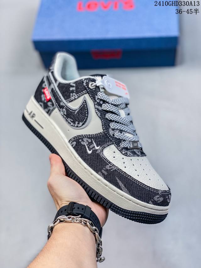 公司级带半码耐克nike Air Force 1‘07 空军一号低帮百搭休闲运动板鞋。柔软、弹性十足的缓震性能和出色的中底设计，横跨复古与现代的外型结合，造就出