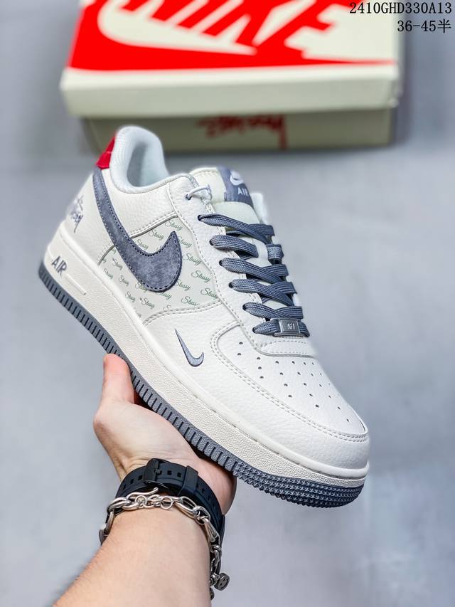 公司级带半码耐克nike Air Force 1‘07 空军一号低帮百搭休闲运动板鞋。柔软、弹性十足的缓震性能和出色的中底设计，横跨复古与现代的外型结合，造就出