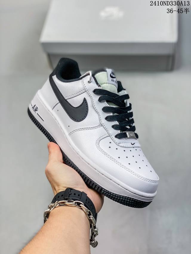 福利特价带半码耐克nike Air Force 1‘07 空军一号低帮百搭休闲运动板鞋。柔软、弹性十足的缓震性能和出色的中底设计，横跨复古与现代的外型结合，造就