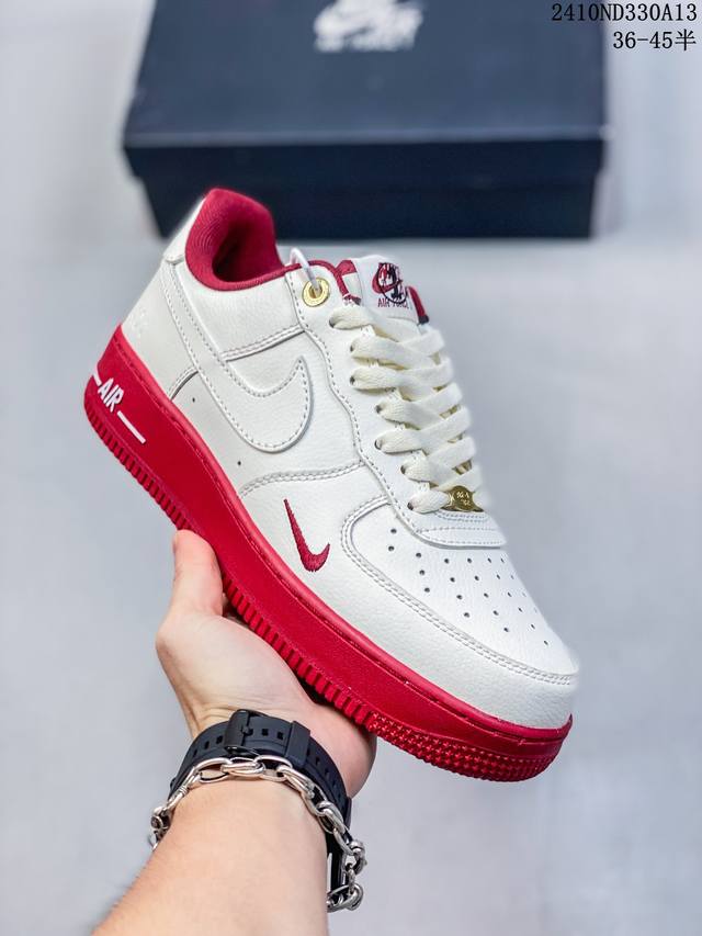 福利特价带半码耐克nike Air Force 1‘07 空军一号低帮百搭休闲运动板鞋。柔软、弹性十足的缓震性能和出色的中底设计，横跨复古与现代的外型结合，造就