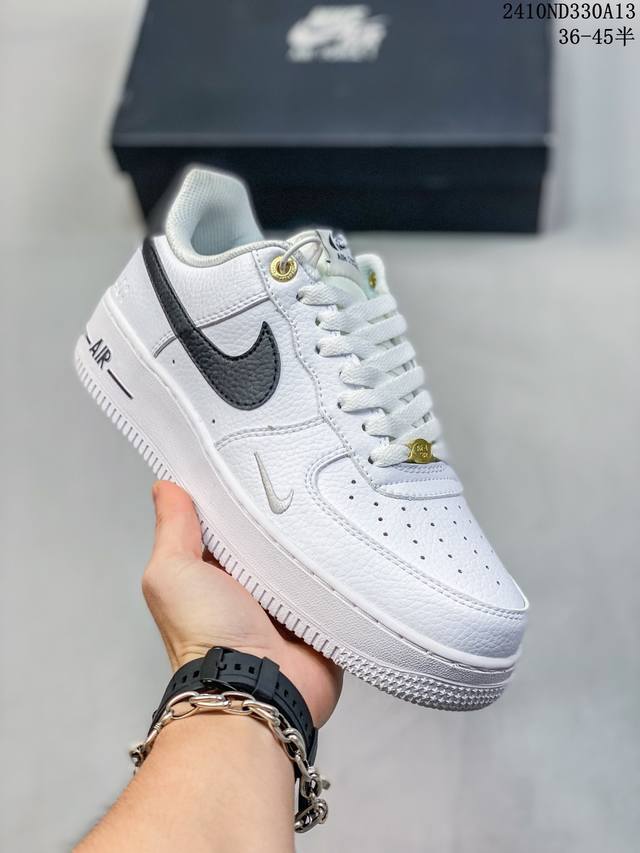 福利特价带半码耐克nike Air Force 1‘07 空军一号低帮百搭休闲运动板鞋。柔软、弹性十足的缓震性能和出色的中底设计，横跨复古与现代的外型结合，造就