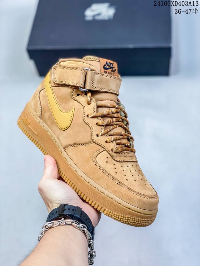 公司级带半码耐克nike Air Force 1‘07 空军一号低帮百搭休闲运动板鞋。柔软、弹性十足的缓震性能和出色的中底设计，横跨复古与现代的外型结合，造就出