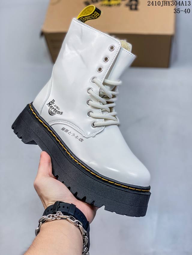 Dr.Martens 马汀博士 男女鞋 采用硬质漆皮开边珠牛剖皮打造鞋面材质，厚实耐磨pvc原厂透明水晶橡胶大底，空补胶“零胶”工艺,真实拉帮线锁底经典万年青款