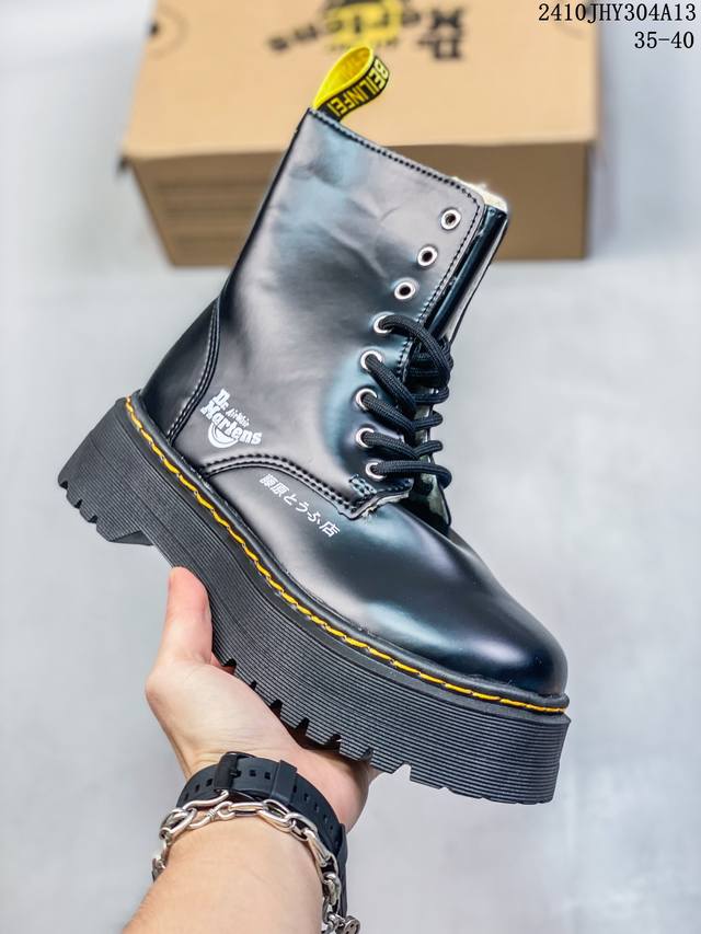 Dr.Martens 马汀博士 男女鞋 采用硬质漆皮开边珠牛剖皮打造鞋面材质，厚实耐磨pvc原厂透明水晶橡胶大底，空补胶“零胶”工艺,真实拉帮线锁底经典万年青款