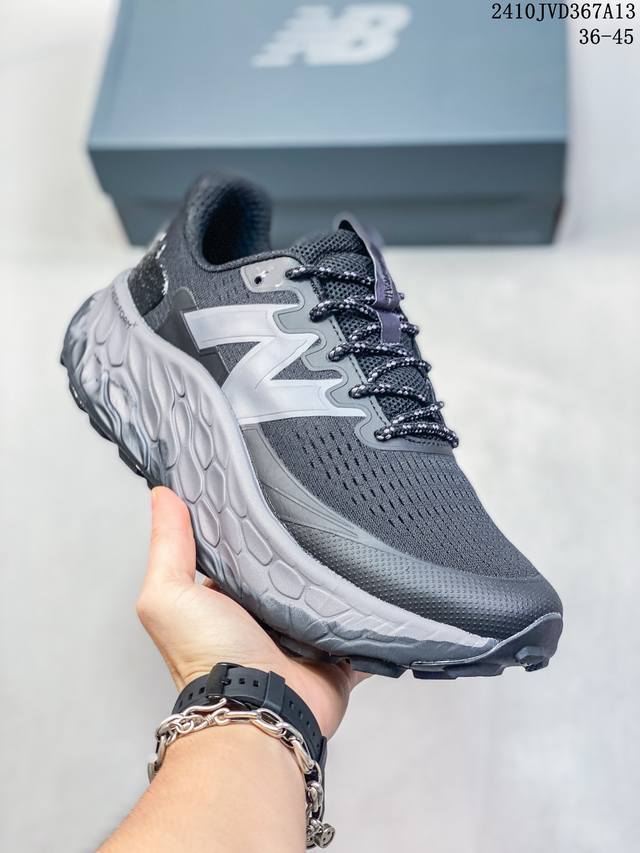 New Balance Nb Fresh Foam X More V3Tds防滑耐磨低帮跑步鞋 ，拼接鞋面赋予双足出色的舒适感与酷爽体验。外观设计穿着简易，轻松