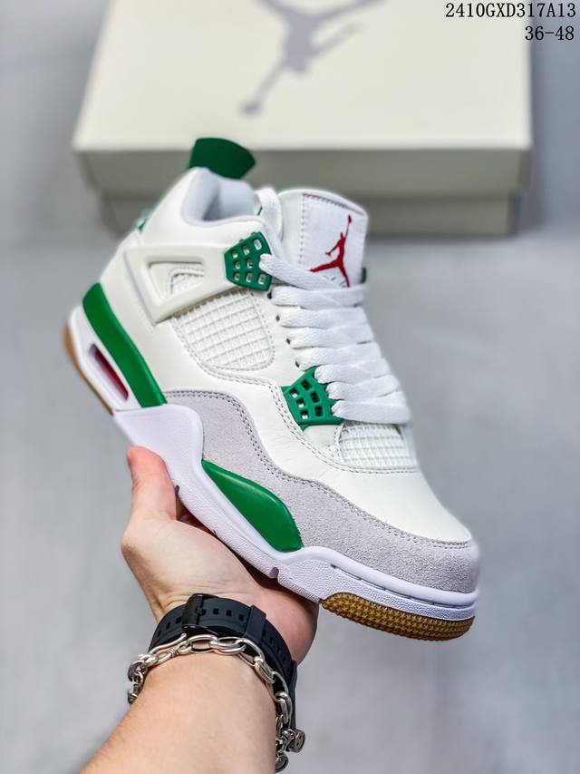 公司级 Air Jordan 4 Retro Aj4 乔丹4代 Aj4 乔4 乔丹篮球鞋系列 整体以皮革材质打造，配色方面以白色为底色，搭配海军蓝鞋带孔、中底等