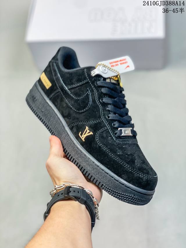 公司级带半码耐克nike Air Force 1‘07 空军一号低帮百搭休闲运动板鞋。柔软、弹性十足的缓震性能和出色的中底设计，横跨复古与现代的外型结合，造就出