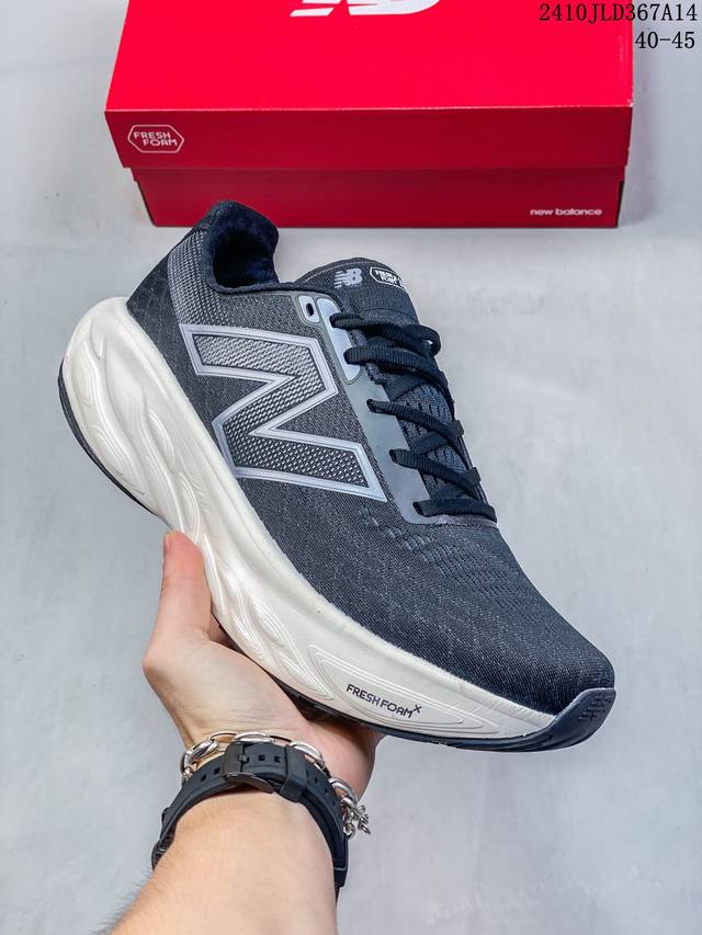 New Balance Nb1080休闲低帮跑步鞋，织物鞋面，舒适透气。鞋身设计方便穿脱。系带设计，贴合脚踝，鞋底设计采用耐磨的鞋底，增强耐用性。 货号：M10