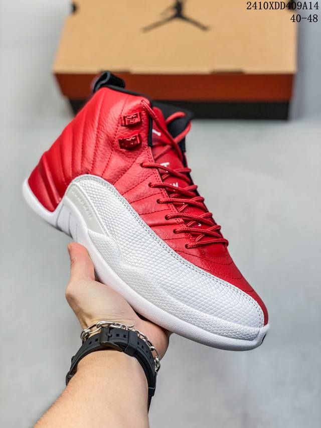 Air Jordan 12“Taxi”终于回归！ 作为mj第二个三连冠的元年总冠军战靴，这款 Air Jordan 12 Taxi 将不对称的鞋身轮廓鲜明展现，