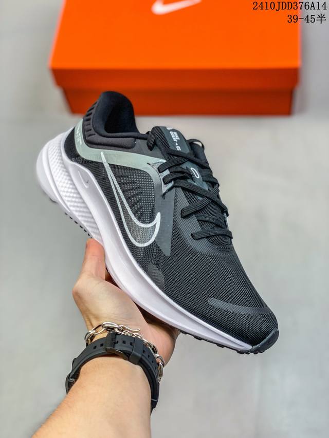 Nike Quest 5 全新配色 极致5代网面透气休闲跑步鞋 简约高科技设计采用多层材料 为双足带来凉爽感受和稳固体验时尚鞋面搭配中足包覆设计 提供稳固贴合感