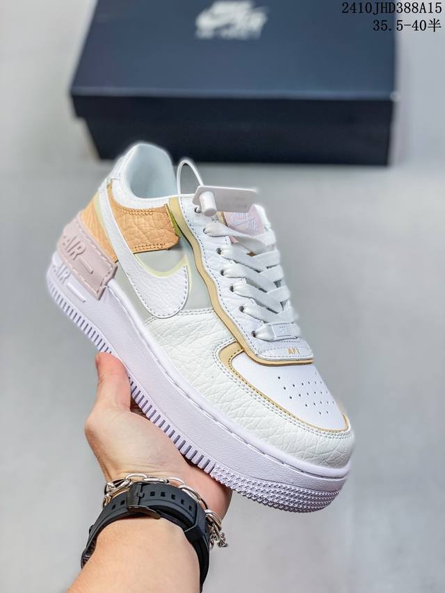 Nike 耐克低帮板鞋 空军一号 Af1马卡龙 Af1厚底增高百搭运动板鞋 Nike Air Force 1 “Shadow” 造型设计上与 Sacai X N