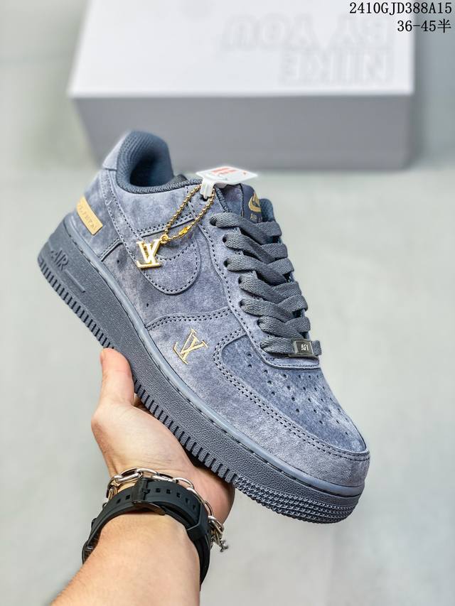 公司级带半码耐克nike Air Force 1‘07 空军一号低帮百搭休闲运动板鞋。柔软、弹性十足的缓震性能和出色的中底设计，横跨复古与现代的外型结合，造就出