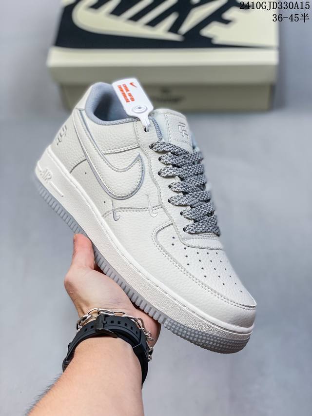 公司级带半码耐克nike Air Force 1‘07 空军一号低帮百搭休闲运动板鞋。柔软、弹性十足的缓震性能和出色的中底设计，横跨复古与现代的外型结合，造就出