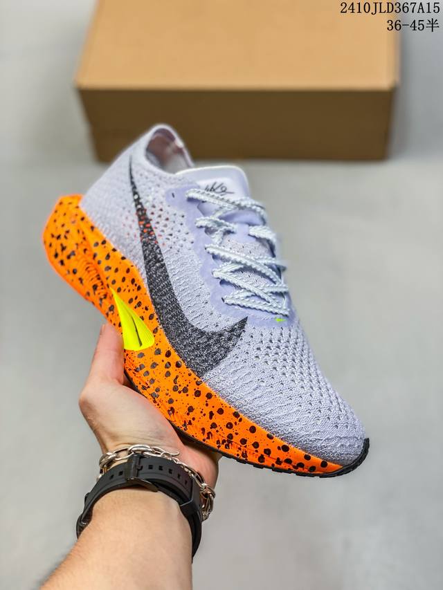 Nike Vaporfly Next% 3 整体采用前作的设计语言，并且对后者的细节进行升级，整体设计大概包括三点：Nike Air Zoom Alphafly