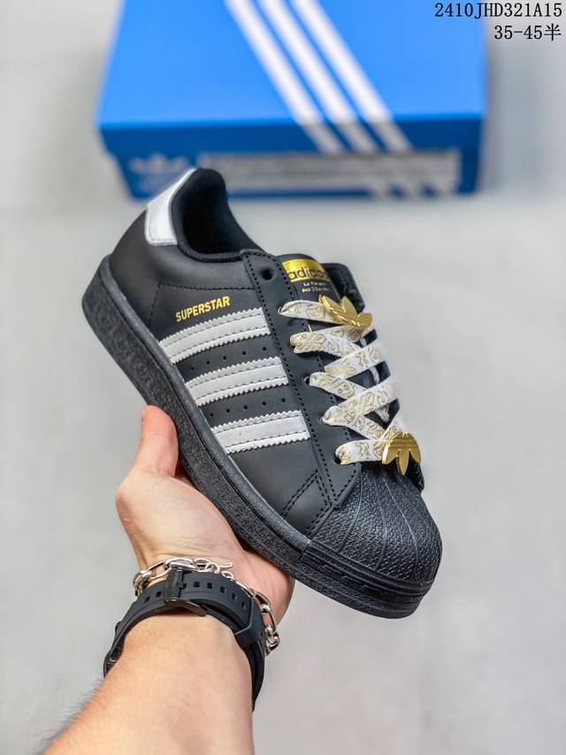 真标 阿迪达斯 Adidas Superstar 三叶草经典贝壳头系列 新款休闲板鞋潮流男女士运动鞋 。鞋面柔软皮革材质 标志性的贝壳鞋头，锯齿三条纹，简约的线