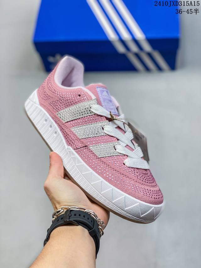 公司级adidas Adimatic Low 马蒂奇系列低帮 复古鲨鱼面包鞋运动休闲滑板板鞋 整个鞋面由色彩艳丽的麂皮制成 搭配品牌标志性大尺寸三条纹 Logo